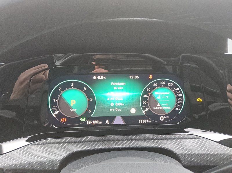 Fahrzeugabbildung Volkswagen Golf VIII Var. 2.0 TDI R-Line DSG  AHK+ACC+NAVI+