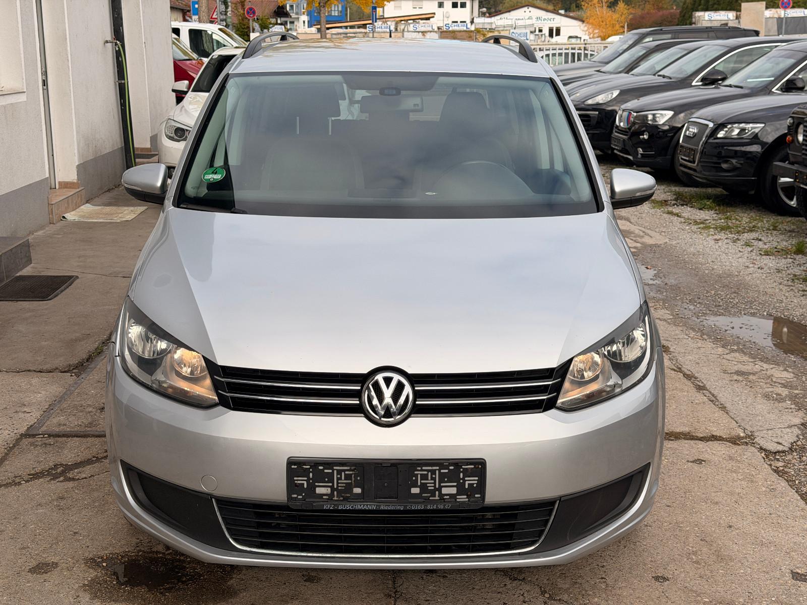 Volkswagen Touran 2011 — салон