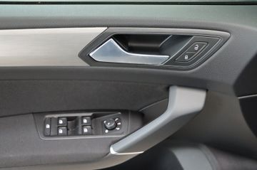 Volkswagen Touran 2.0 DSG R-Line 7-Sitze AHK Kamera