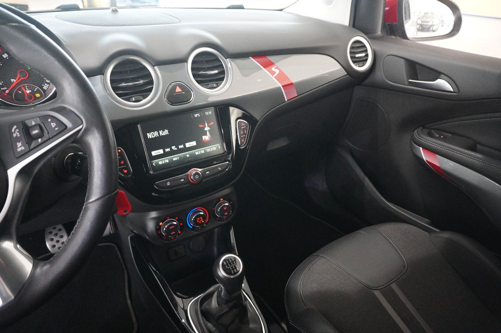 Fahrzeugabbildung Opel Adam S 1.4T SPORT NAVI/LED/SHZ/TEMP./OPC/PDC/USB