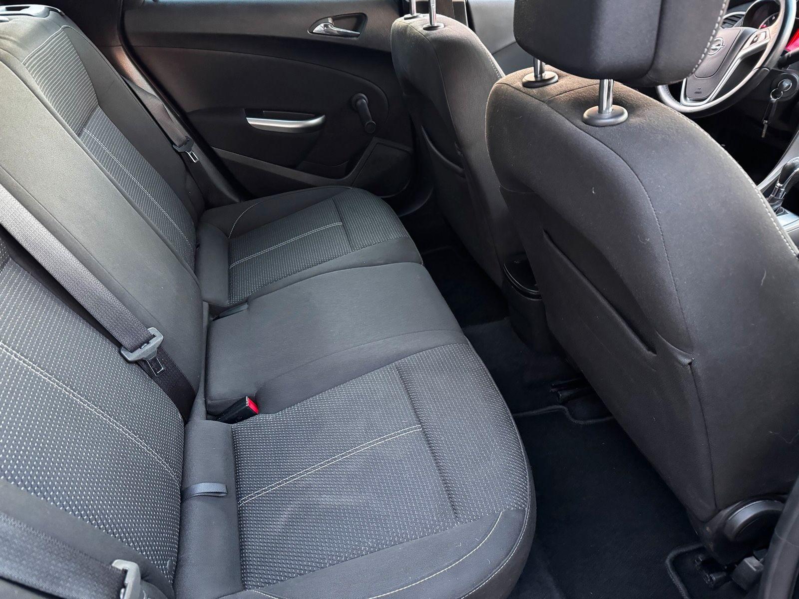 Opel Astra 2012 — photo 10