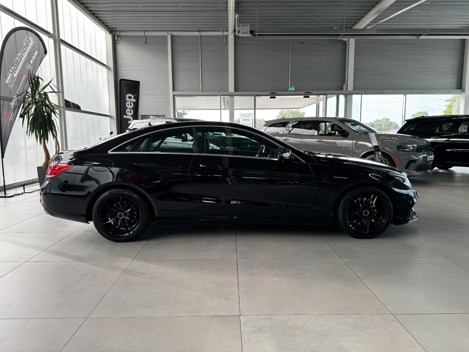 Fahrzeugabbildung Mercedes-Benz E 200 CGI Coupe Sportpaket AMG-Line Pano Leder
