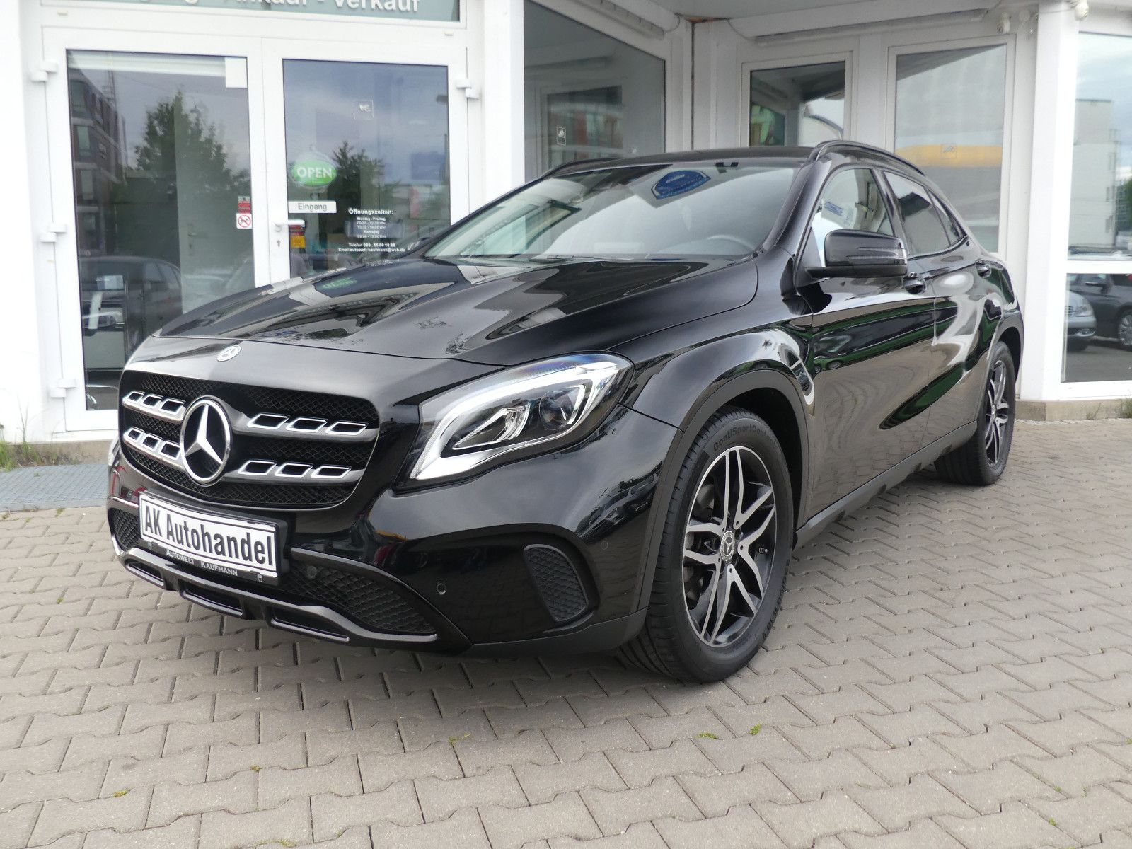 MERCEDES-BENZ GLA180 Urban Night LED PDC AHK Navi Tempomat