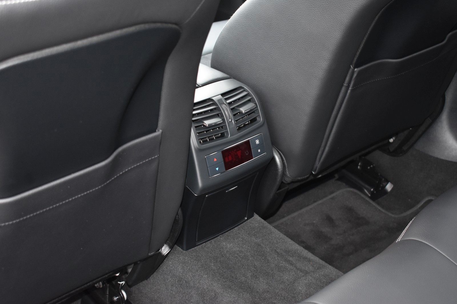 Fahrzeugabbildung Mercedes-Benz E 400 T Edition 4Matic AMG Night-Paket AHK