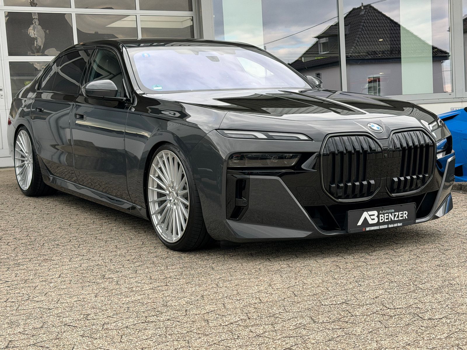 Fahrzeugabbildung BMW 740 d xDrive M Sport/CINEMA-TV/SKY LOUNGE/ICONIC