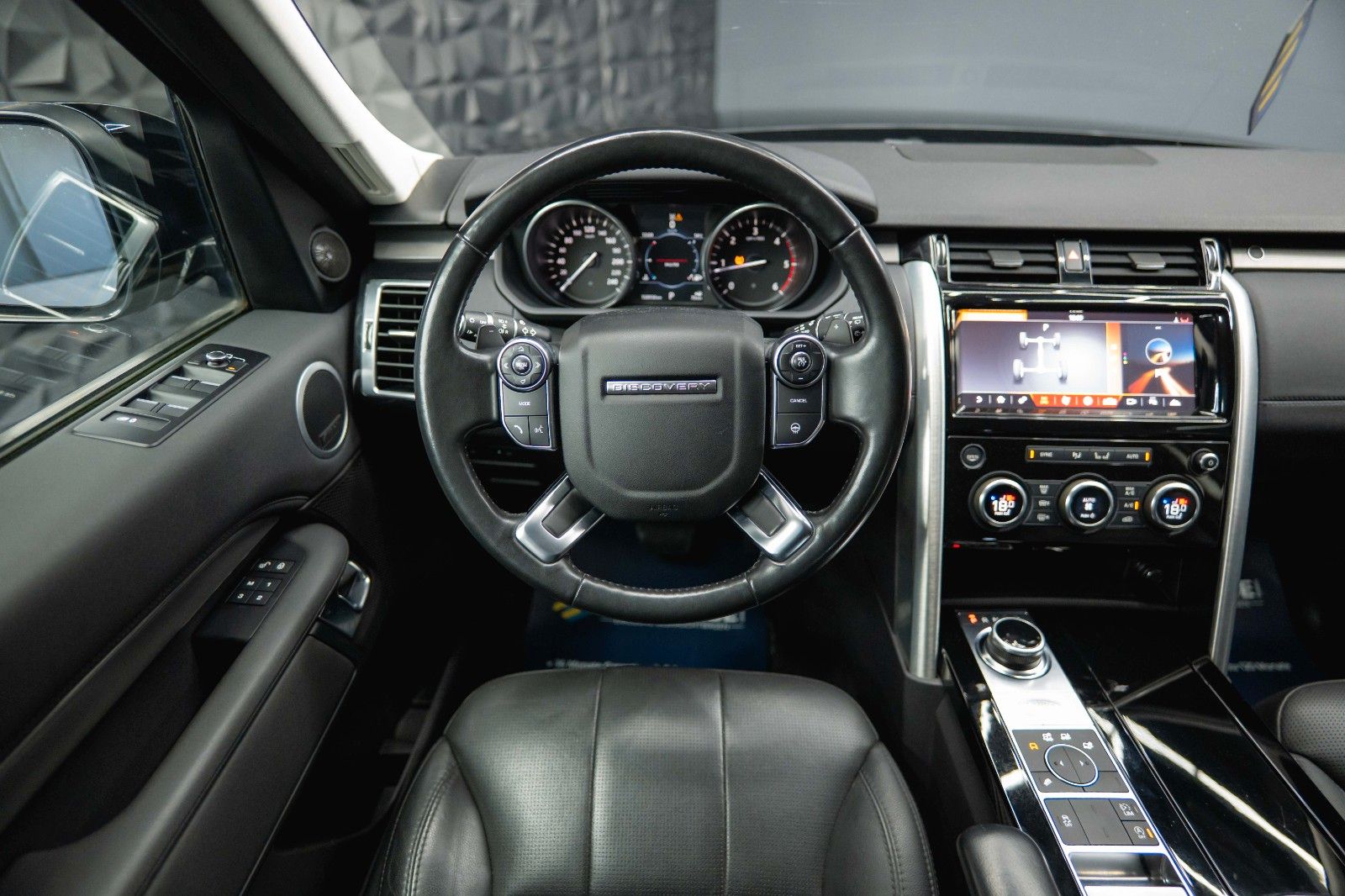 Fahrzeugabbildung Land Rover Discovery 5 2.0 TD SD4 HSE BLACK 4x4 *AHK*LED*