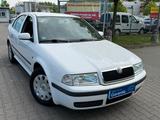 Skoda Octavia 1.6 Lim. Tour*KLIMAAUTOMATIK*AHK*SHZ*RCD - Skoda Octavia aus 2009: Tour