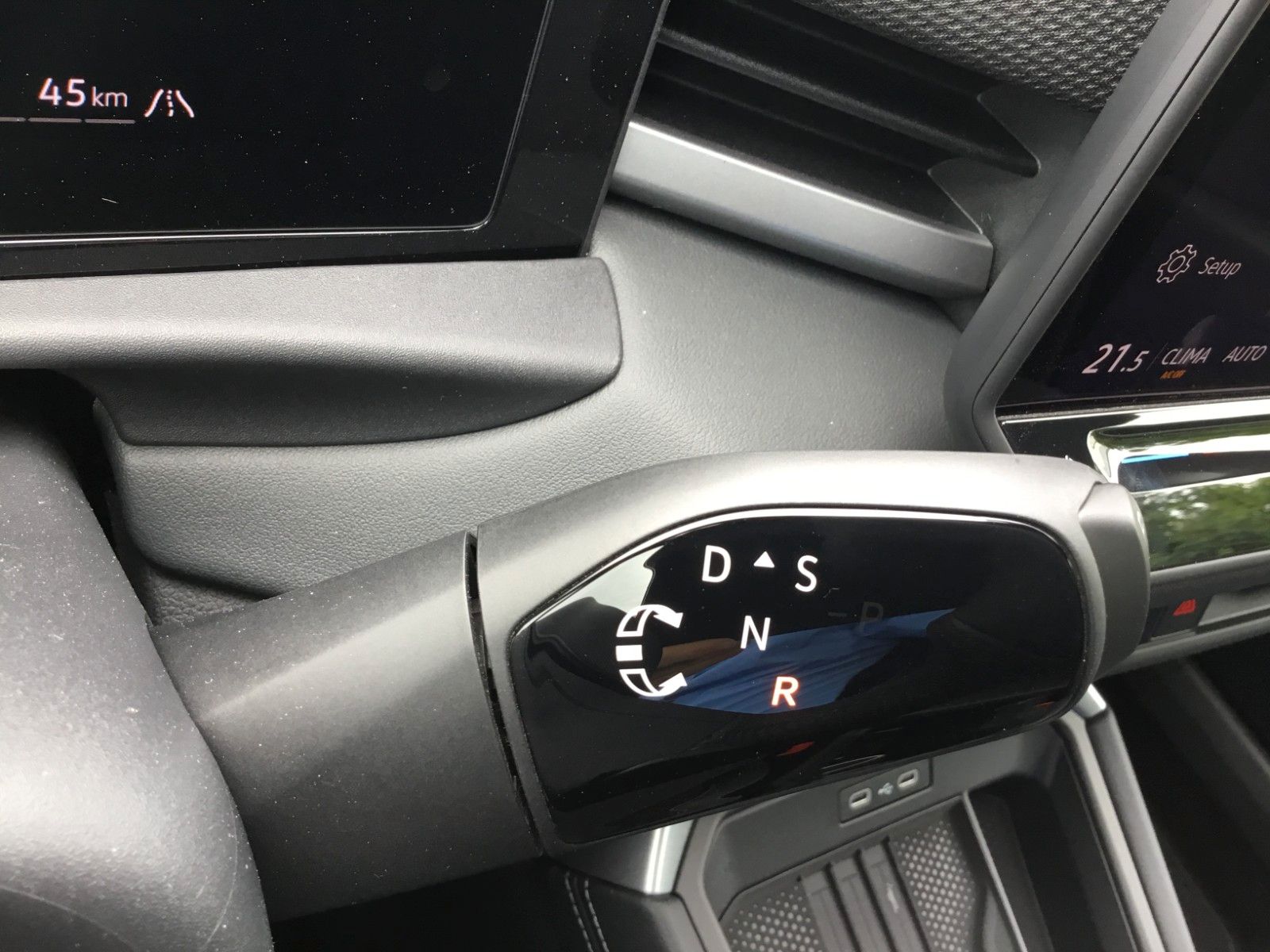 Fahrzeugabbildung Volkswagen T-Roc 1.5 eTSI DSG R-Line+AHK+LED+Navi+18"+Kessy