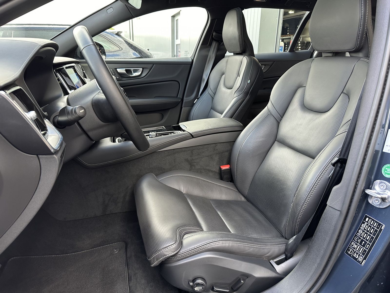 Fahrzeugabbildung Volvo V60 T6 AWD Recharge R-Design NAV+LED+PANO+H&K+VC