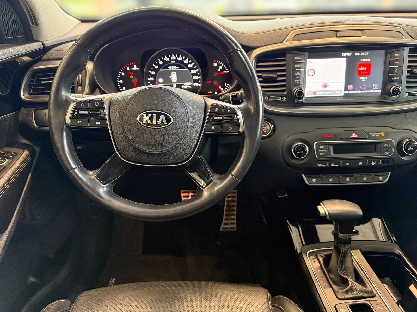 Fahrzeugabbildung Kia SORENTO 2.2D AWD AT8 PLATINUM