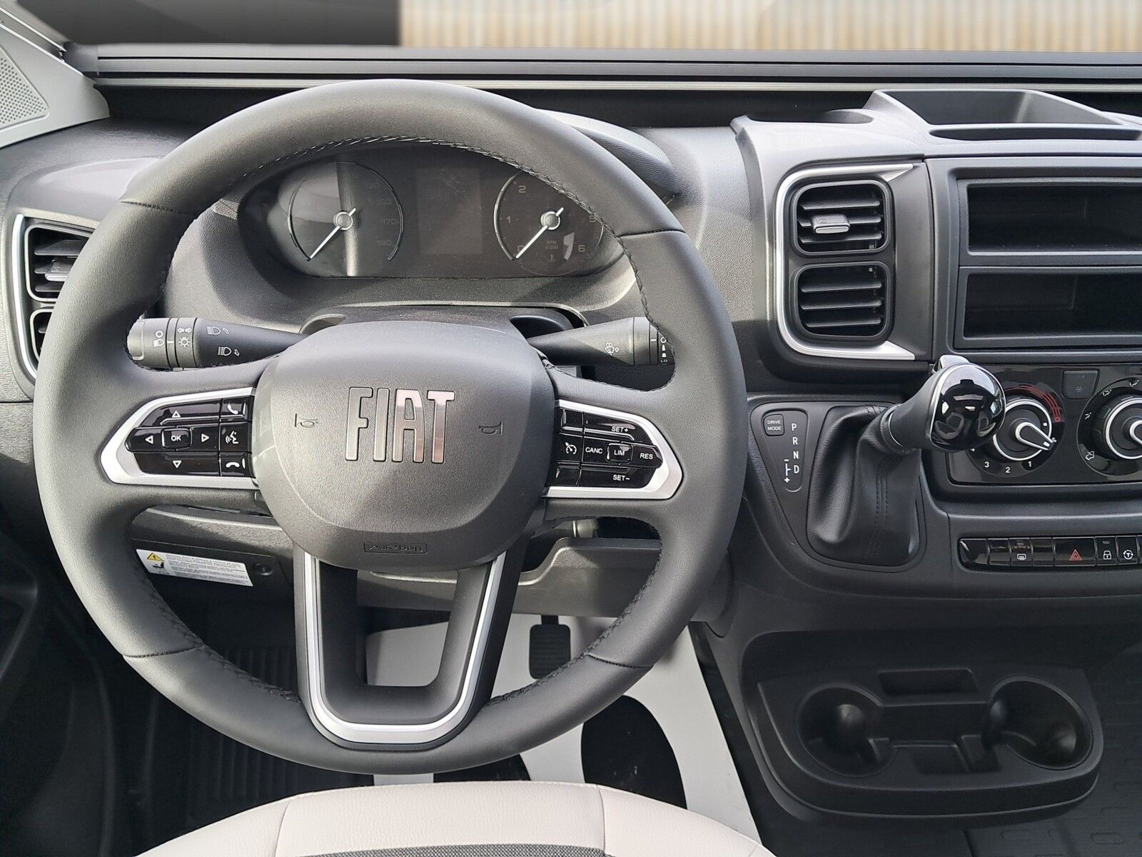 Fahrzeugabbildung Adria Twin 60Y 640 SLB Automatik, Zuziehhilfe