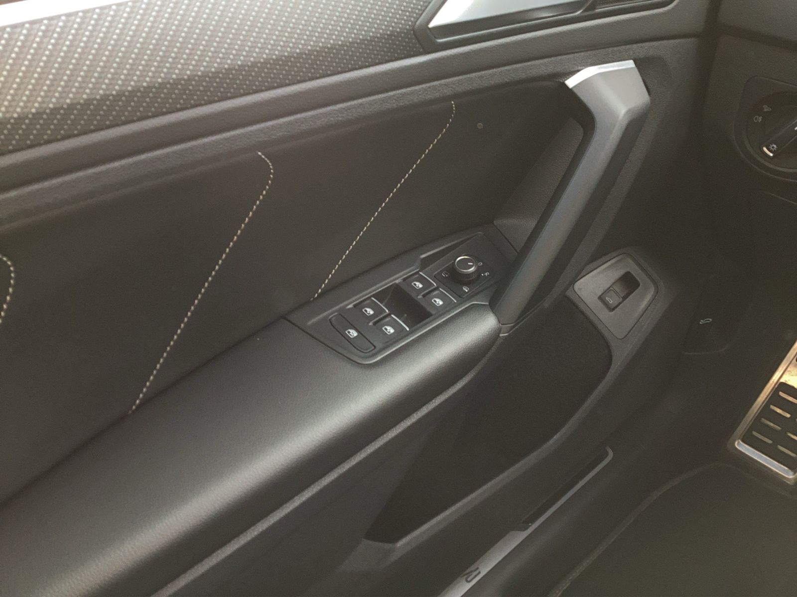 Fahrzeugabbildung Volkswagen Tiguan TSI R-Line DSG 4M Matrix AHK Navi AID ACC