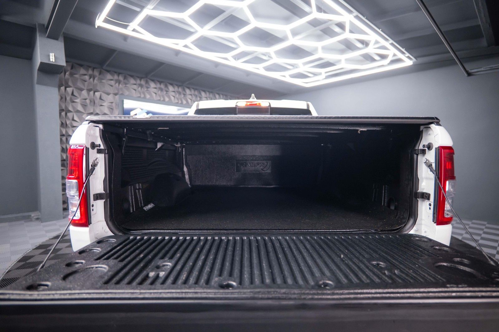 Fahrzeugabbildung Dodge RAM 5.7 V8 HEMI 4x4 OFFROAD Night-Paket *PANO*