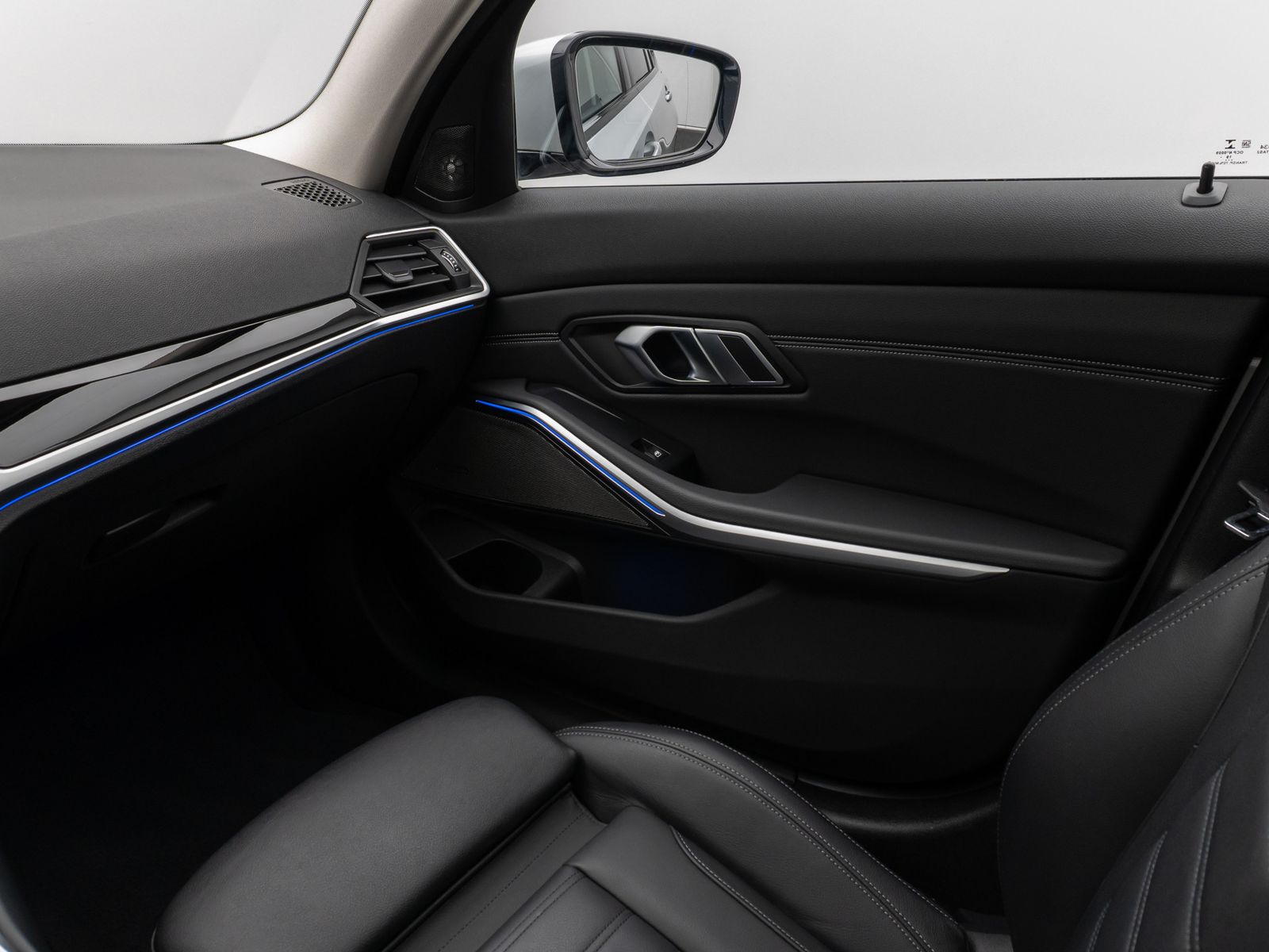 Fahrzeugabbildung BMW 330d xD Sport Line Kamera Panorama HUD DAB H/K