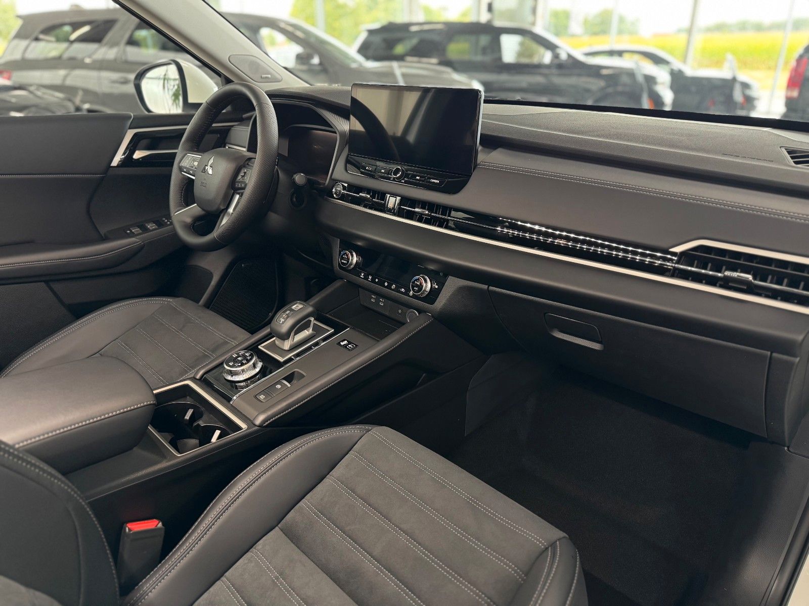 Fahrzeugabbildung Mitsubishi Plug-in Hybrid Outlander Intro Edition