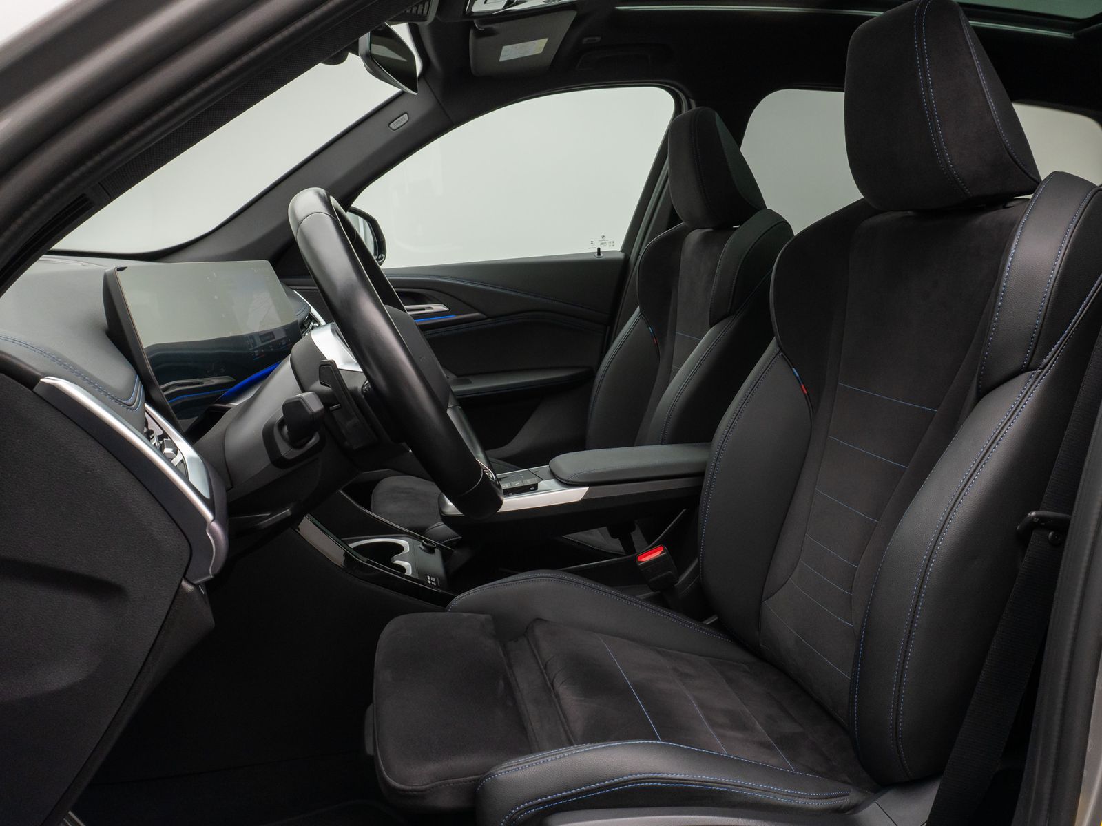 Fahrzeugabbildung BMW iX1 xD30 M Sport DAB Panorama Kamera Komfort 19"