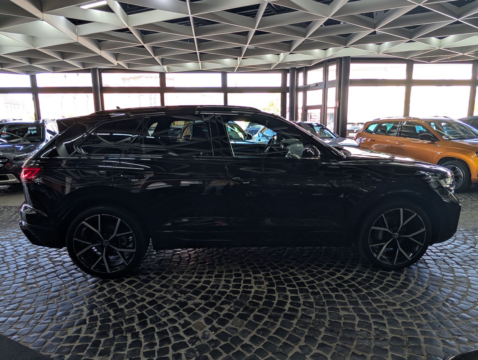 Fahrzeugabbildung Volkswagen Touareg 3.0TDI 4M R-Line VOLL Black 22" UPE 114T