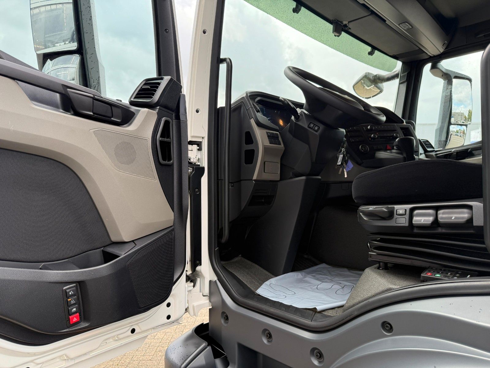 Fahrzeugabbildung MAN TGS 35.520 8x2H Maschinentransporter Funk* Seil*
