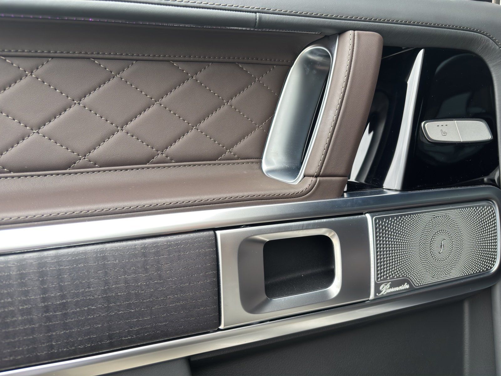 Fahrzeugabbildung Mercedes-Benz G63AMG 4x4² Dachträger MAGNO Kirschholzboden NEU