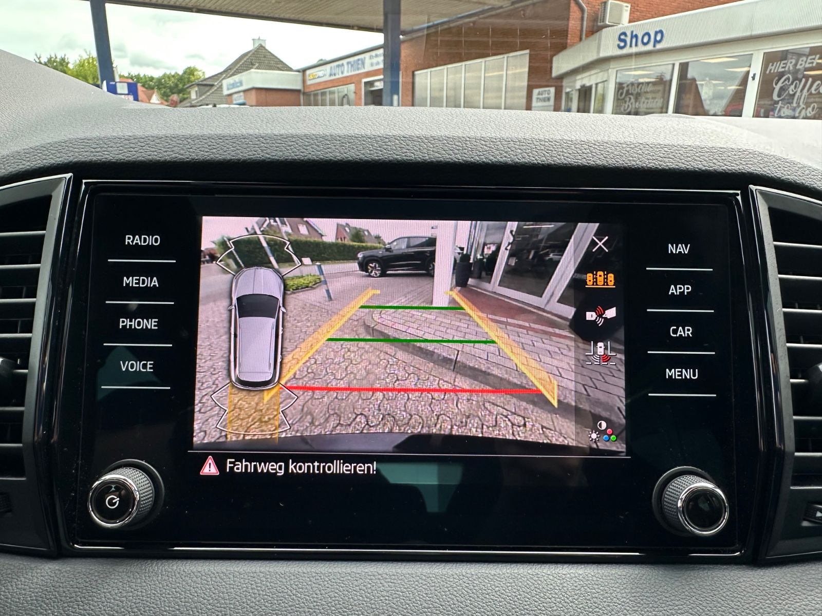 Fahrzeugabbildung SKODA Karoq 2.0 TSI Sportline 4x4 Pano/Matrix/ACC/Navi