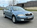 Skoda Octavia Combi 1.6 Team Edition 1.HAND SH hinten - gebrauchte Skoda Octavia aus dem Jahr 2008