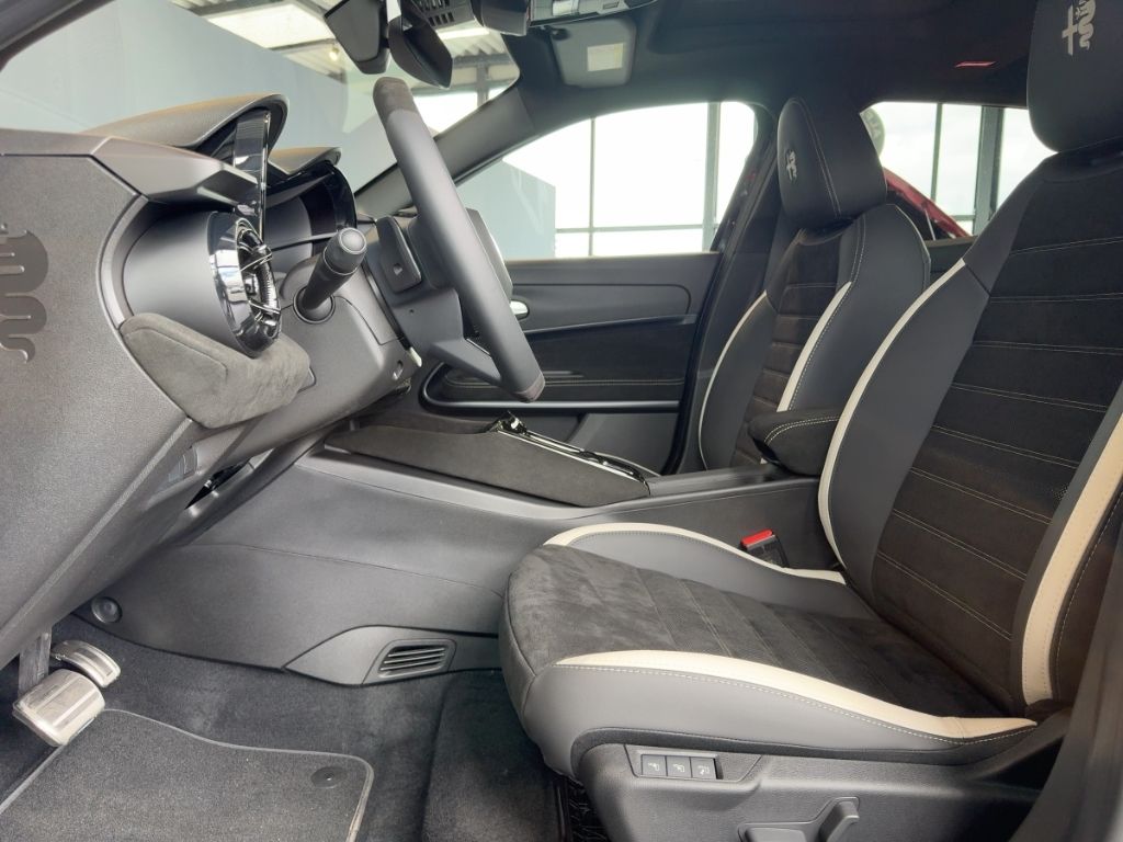Fahrzeugabbildung Alfa Romeo Junior Ibrida SPORT SPECIALE PANO WINTER MATRIX
