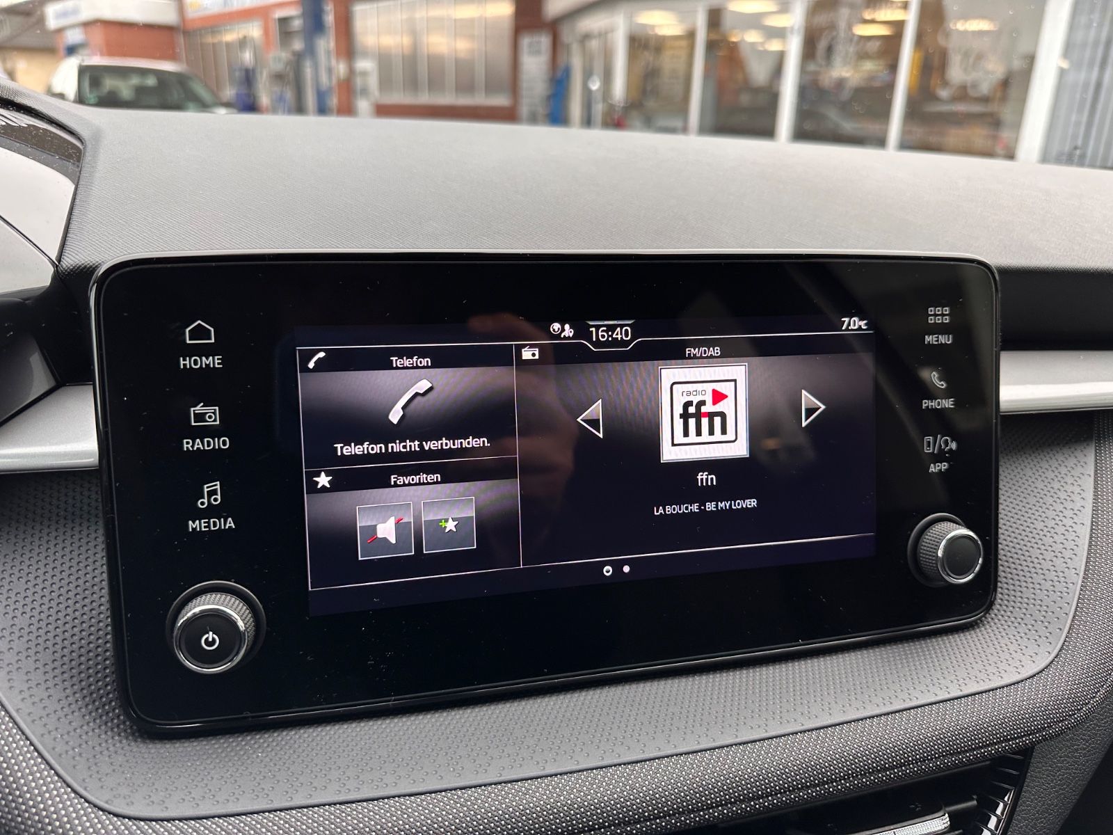 Fahrzeugabbildung SKODA Fabia 1.0 TSI DSG Selection LED/PDC/SHZG/APP/GRA