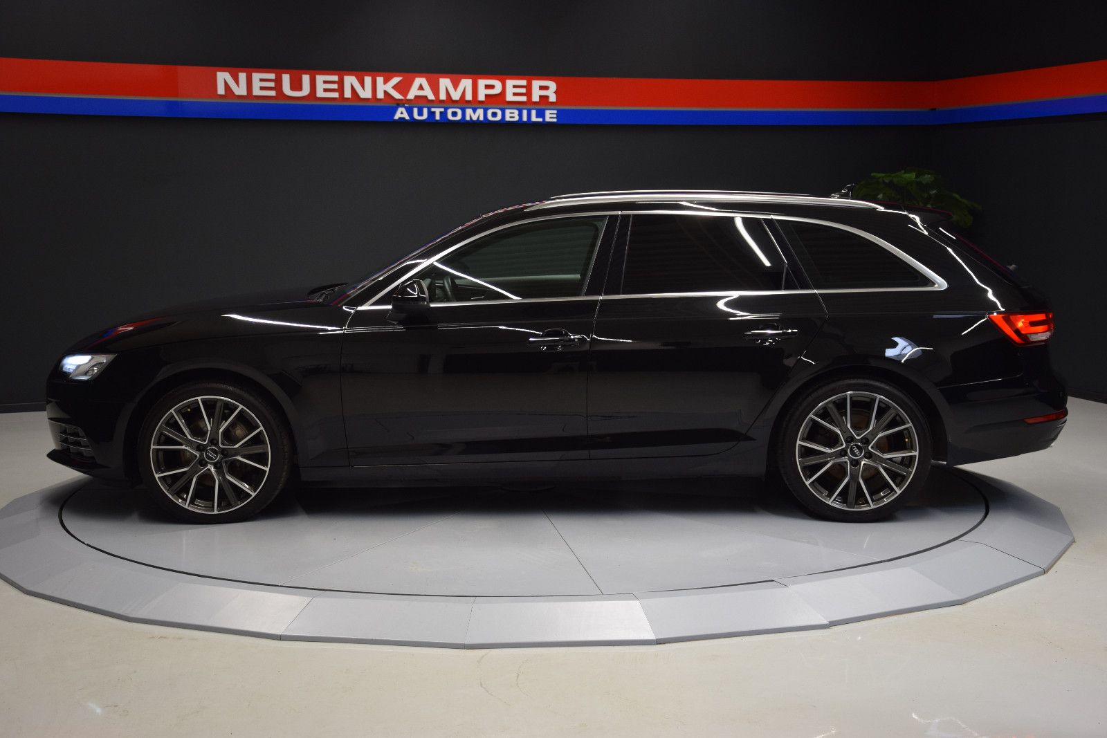 Fahrzeugabbildung Audi A4 Avant design HuD Kamera Bi-Xenon Virtual Temp