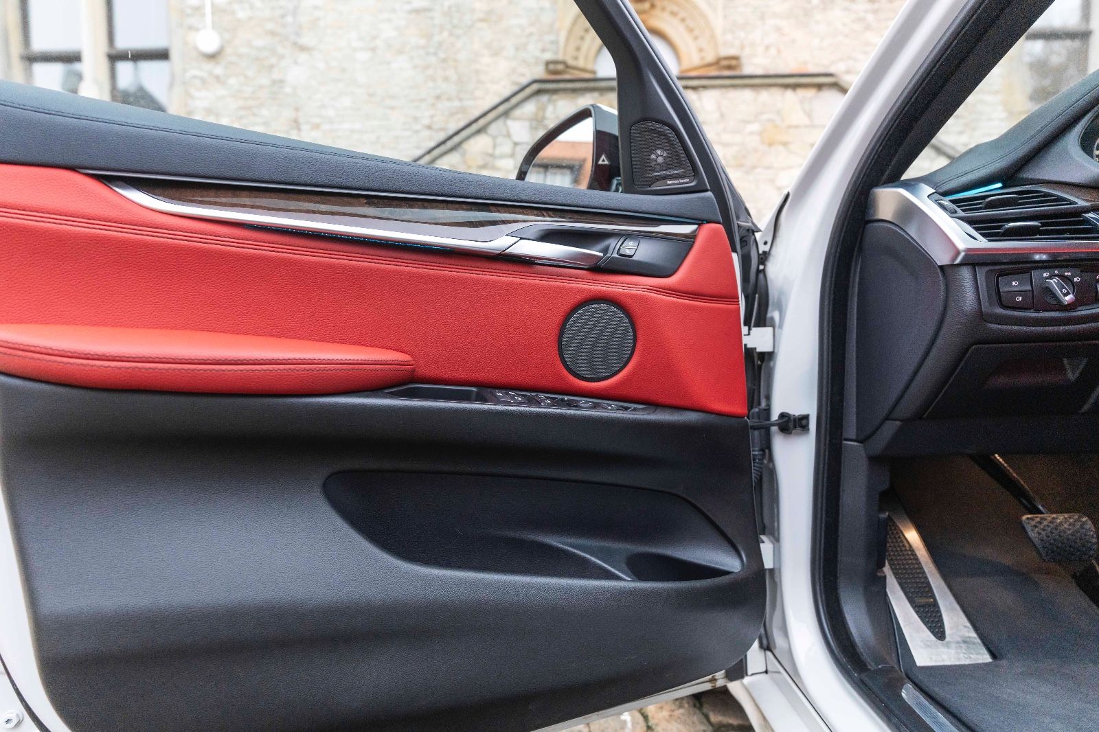 Fahrzeugabbildung BMW X6 xDrive50i M-Sportpaket 360° HUD H&K LED SOFT