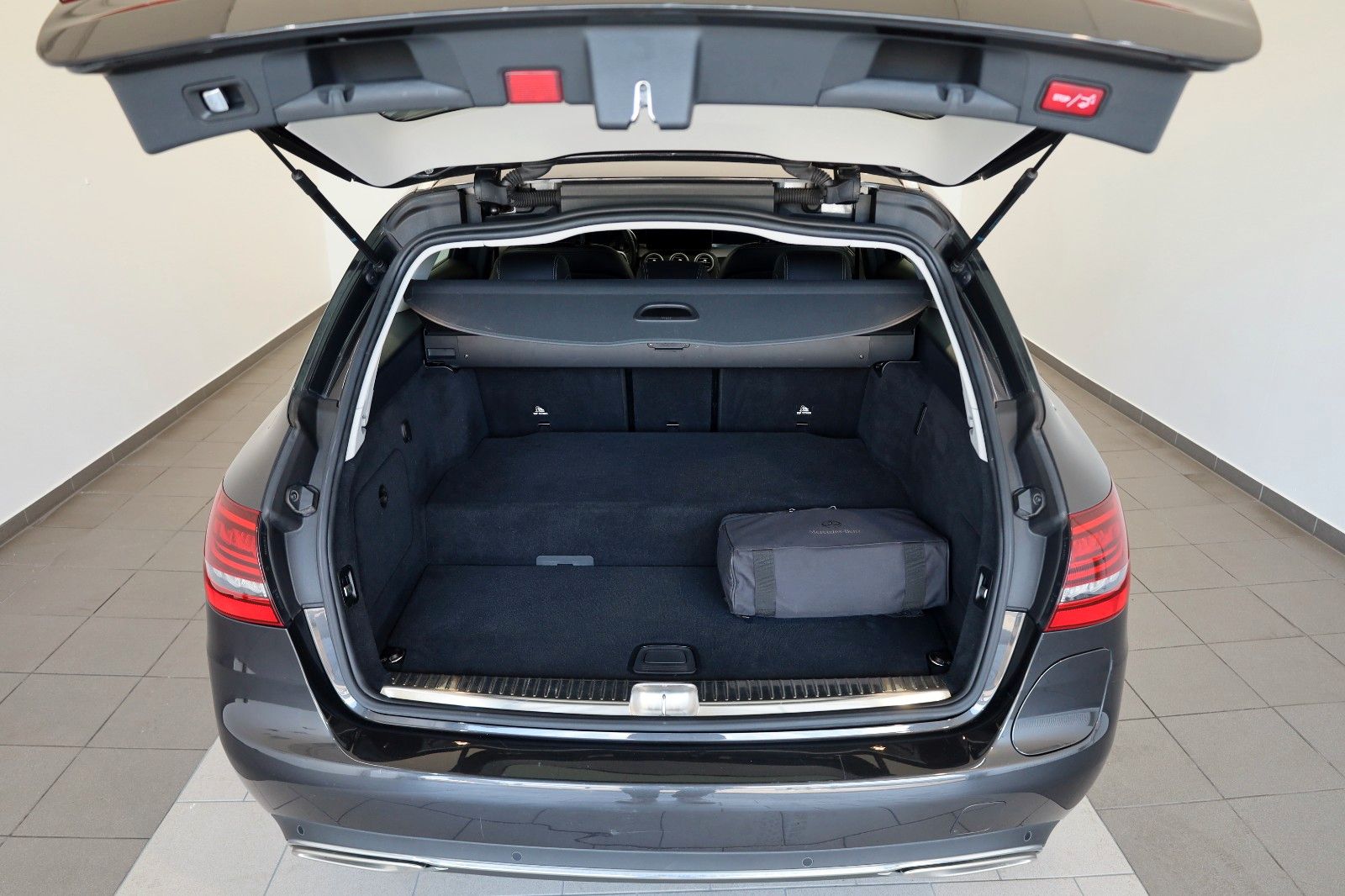 Fahrzeugabbildung Mercedes-Benz C 300e T Avantgarde Leder,Navi,LED,Kamera,SH,PDC