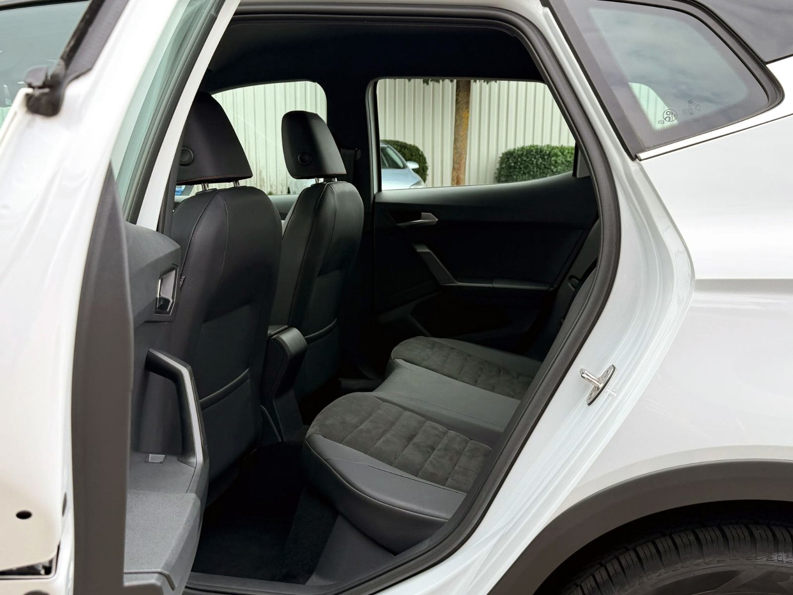 Fahrzeugabbildung SEAT Arona 1.0 TSI DSG FR ACC LED NAV PDC KAM SHZ