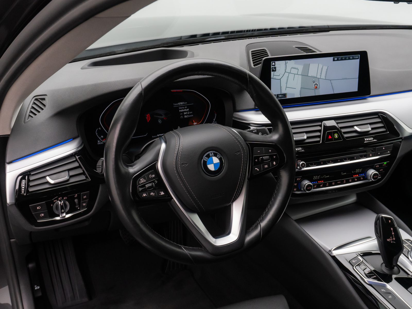 Fahrzeugabbildung BMW 520d Alarm AHK Komfort 360° HUD Belüftung Leder