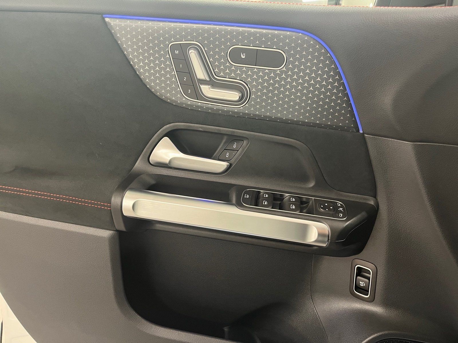 Fahrzeugabbildung Mercedes-Benz GLB 250 4M AMG Plus*Pano*HUD*360°*Multibeam*Memo
