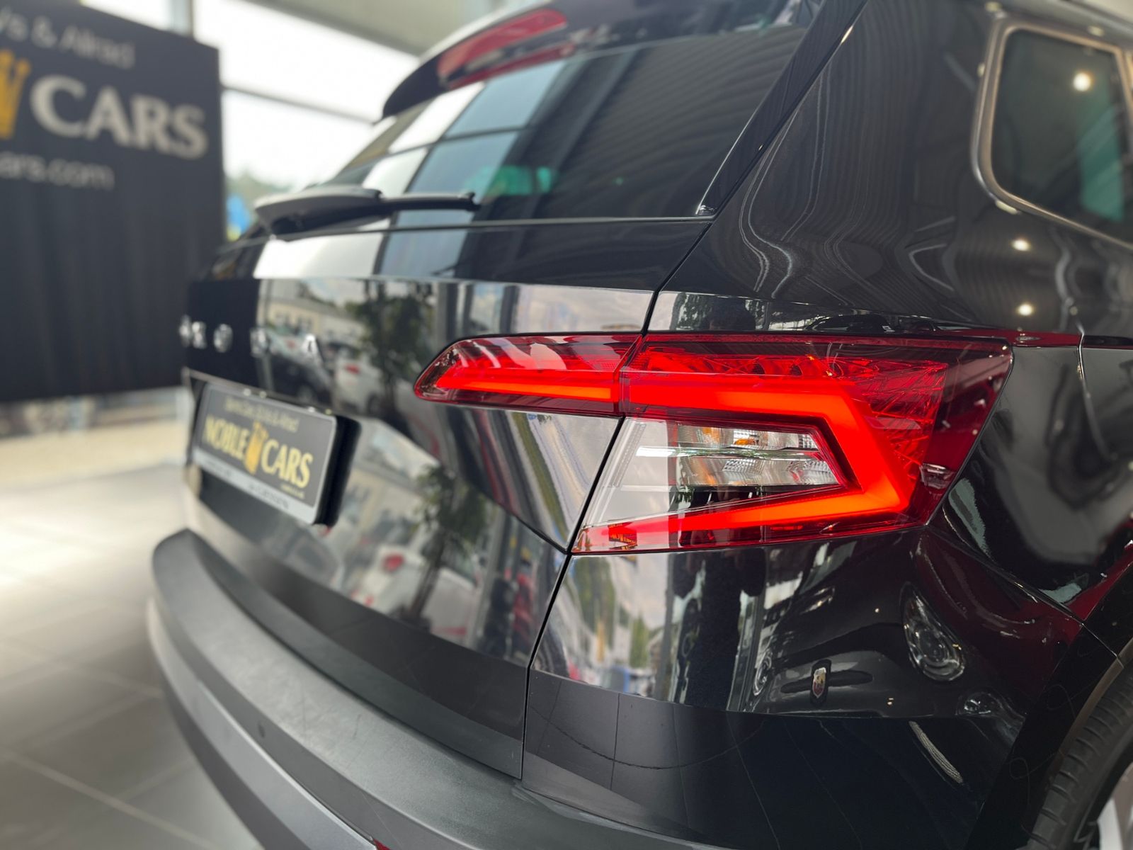 Fahrzeugabbildung SKODA KAROQ Style AHK ACC LED NAV LEDER 18"