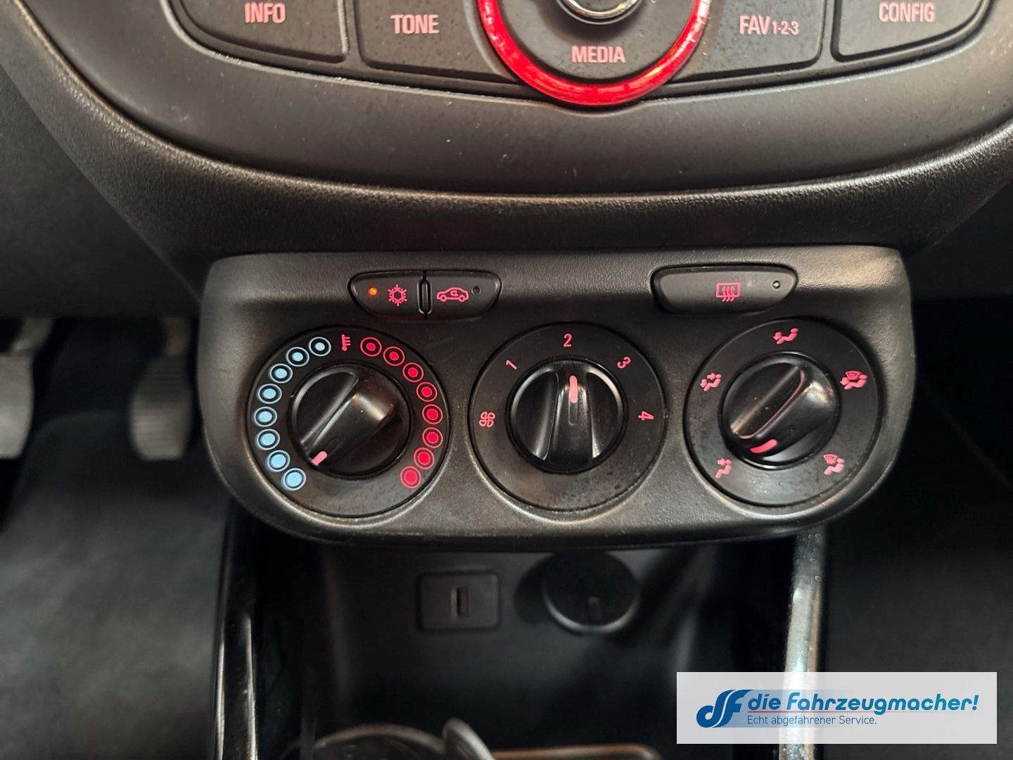 Fahrzeugabbildung Opel Corsa E Active SHZ LenkradHZG Temp PDC Berganfah