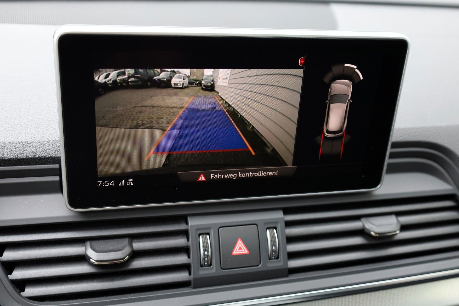 Fahrzeugabbildung Audi Q5 quattro sport Navi,LED,ACC,SH,Kamera,AHK, +WR