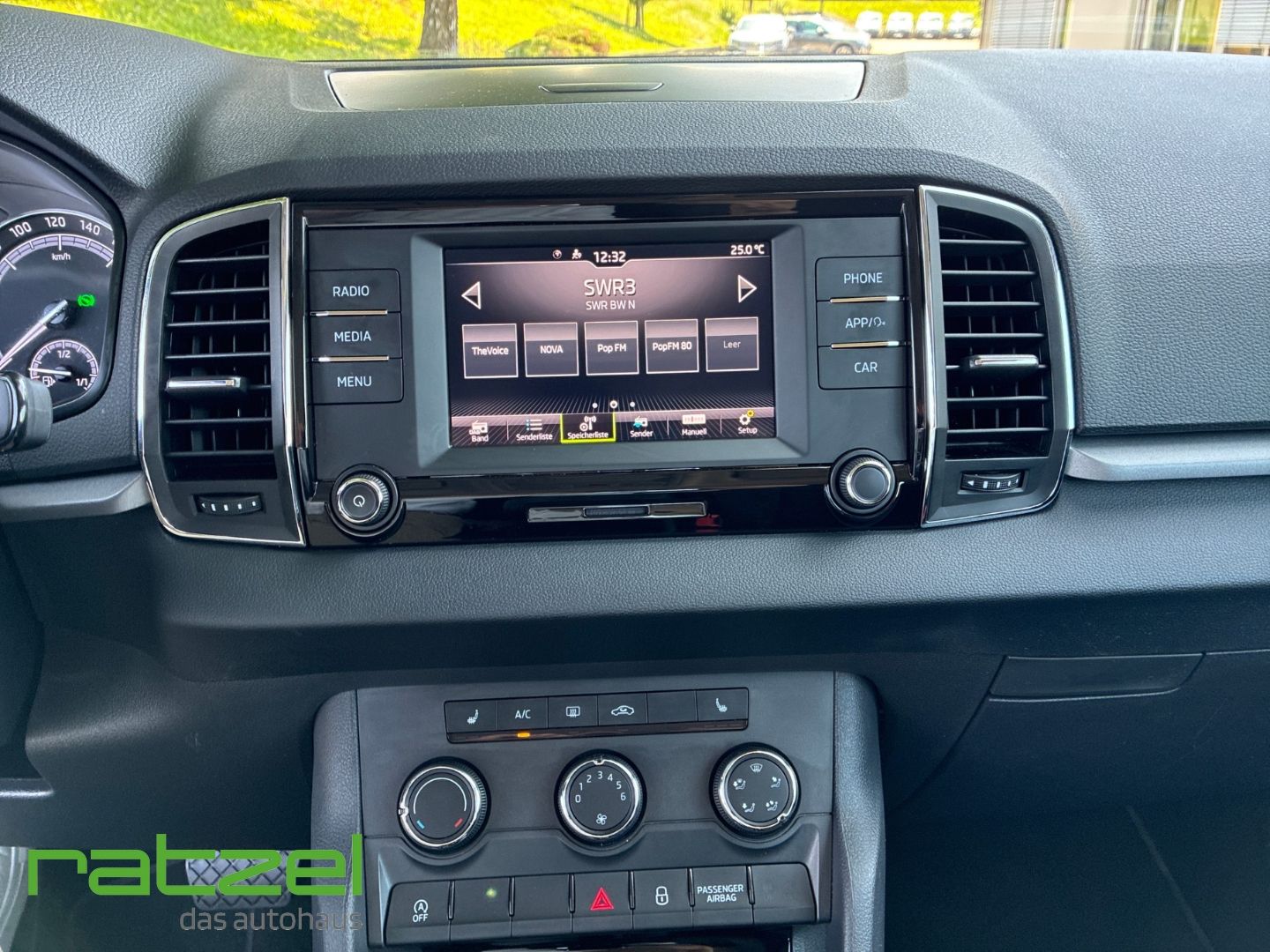 Fahrzeugabbildung SKODA Karoq Ambition TSI LED DAB SHZ Spurwechselassist