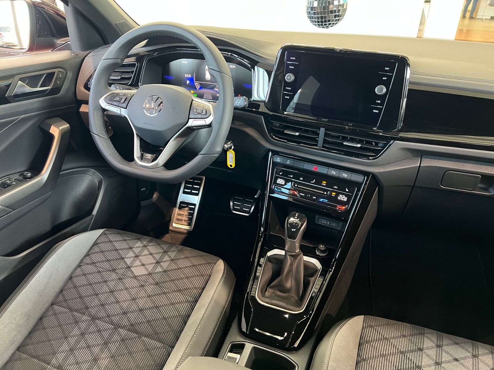 Fahrzeugabbildung Volkswagen T-Roc R-Line 1.5 TSI DSG *AHK, Navi, Black Style