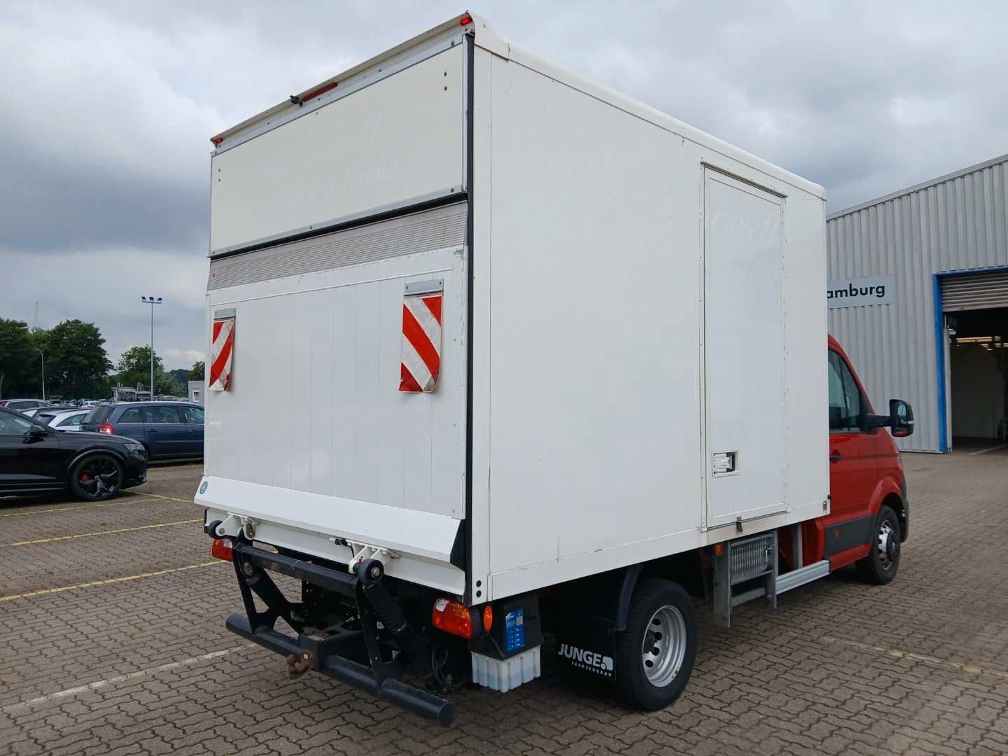 Fahrzeugabbildung Volkswagen Crafter Pritsche 50 mittellang RWD Koffer Autom.