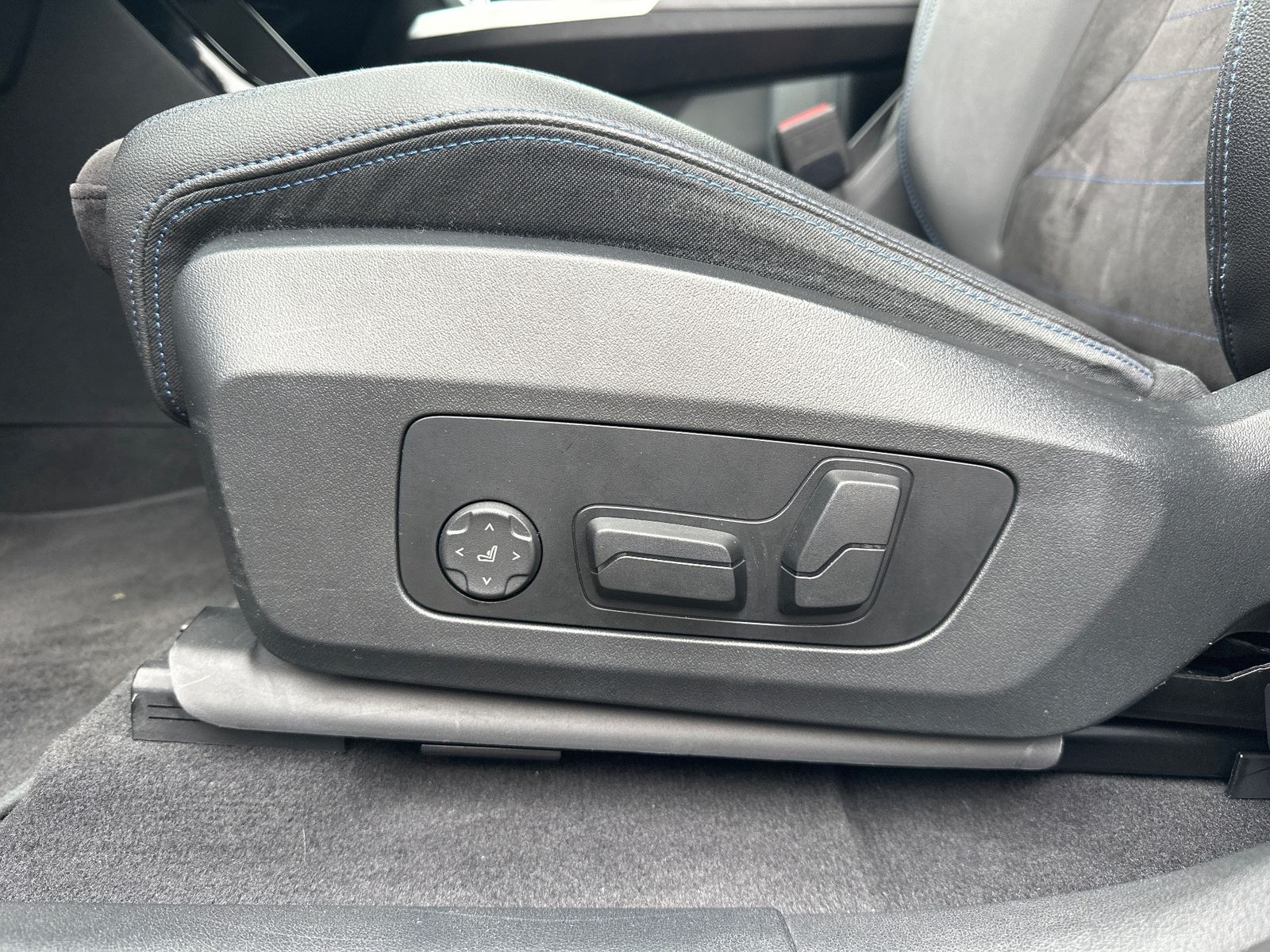 Fahrzeugabbildung BMW X1 xDrive30e M-Sport NAV+LED+ACC+AHK+H&K+VCOCKP