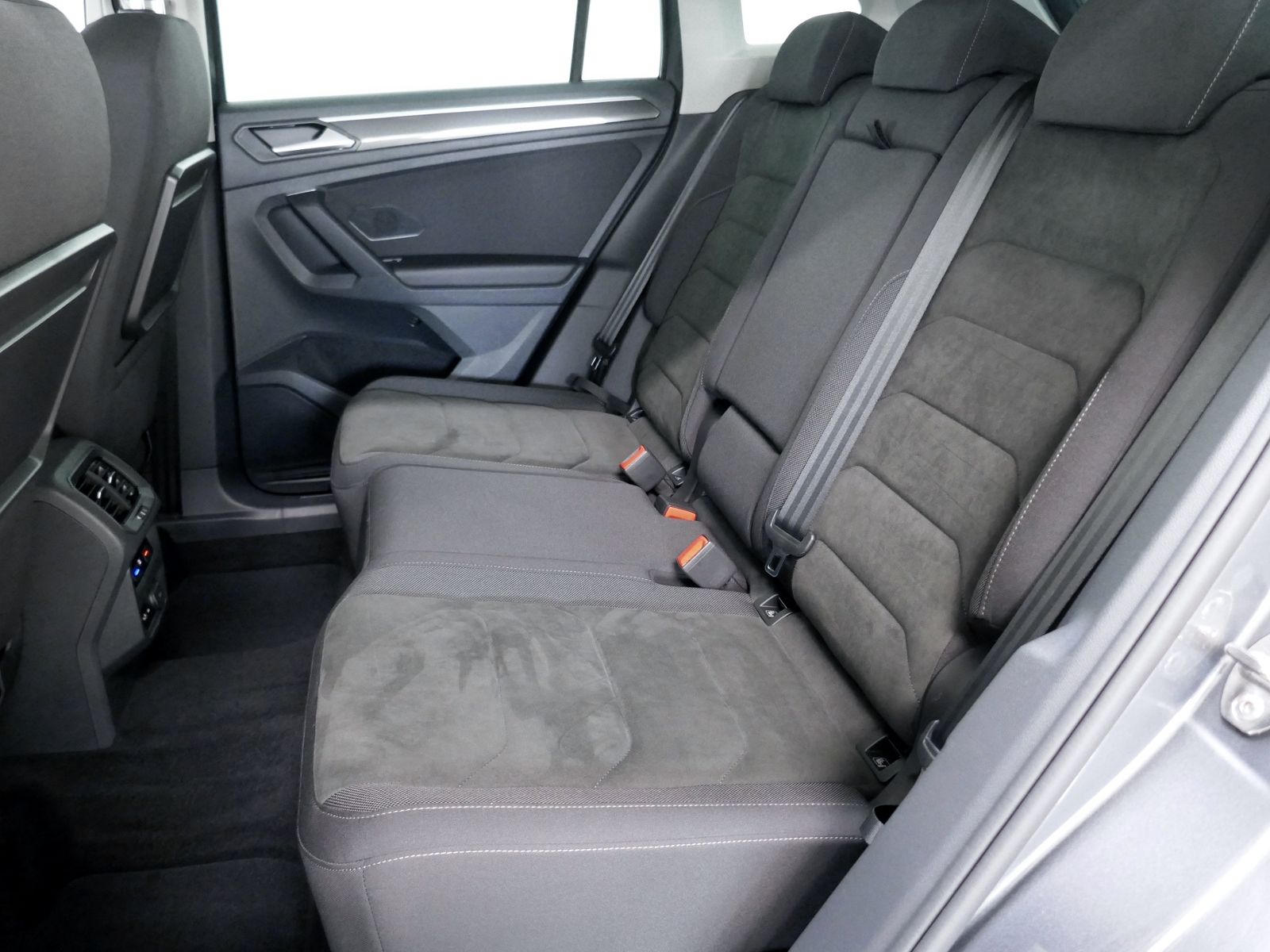 Fahrzeugabbildung Volkswagen Tiguan Highline 2.0 TDI 4MOTION LED AHK RFK ACC