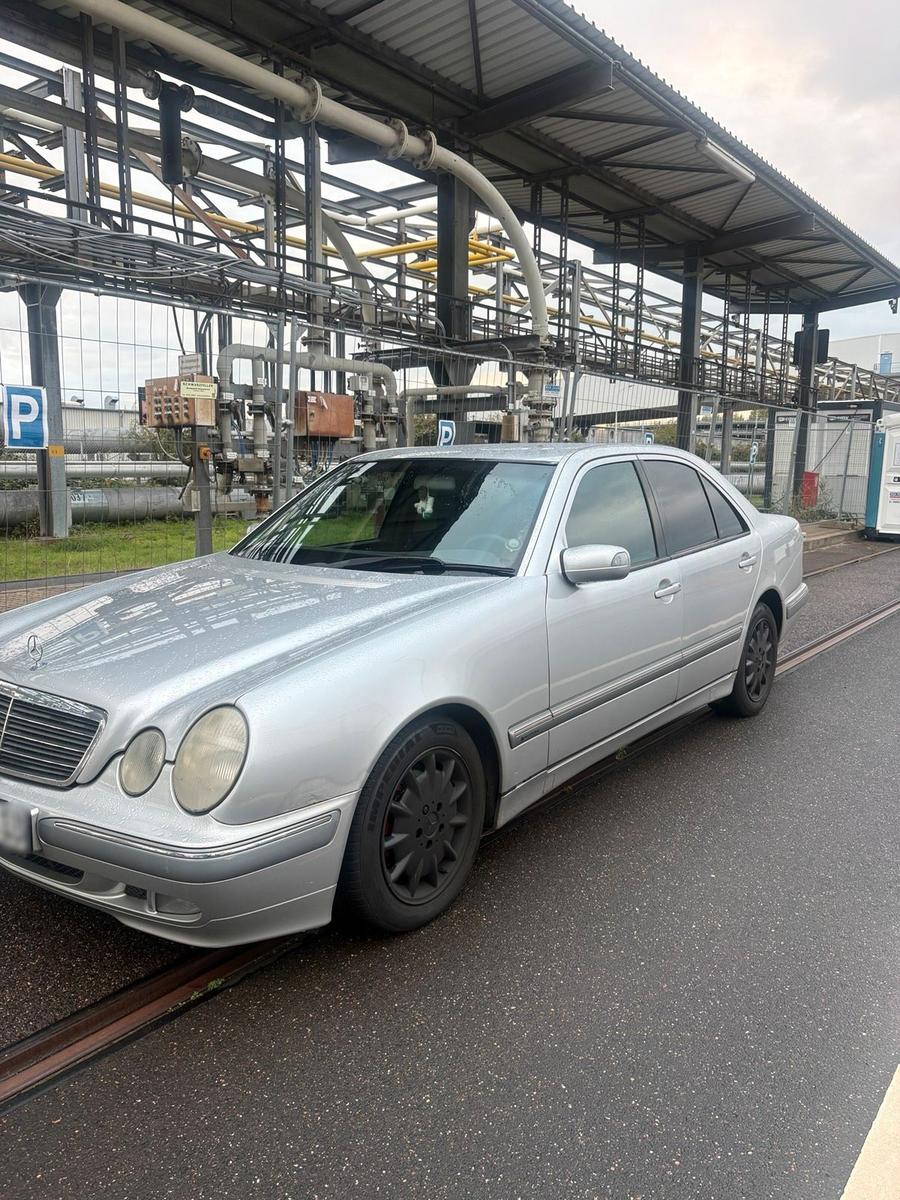 Mercedes-Benz E 200