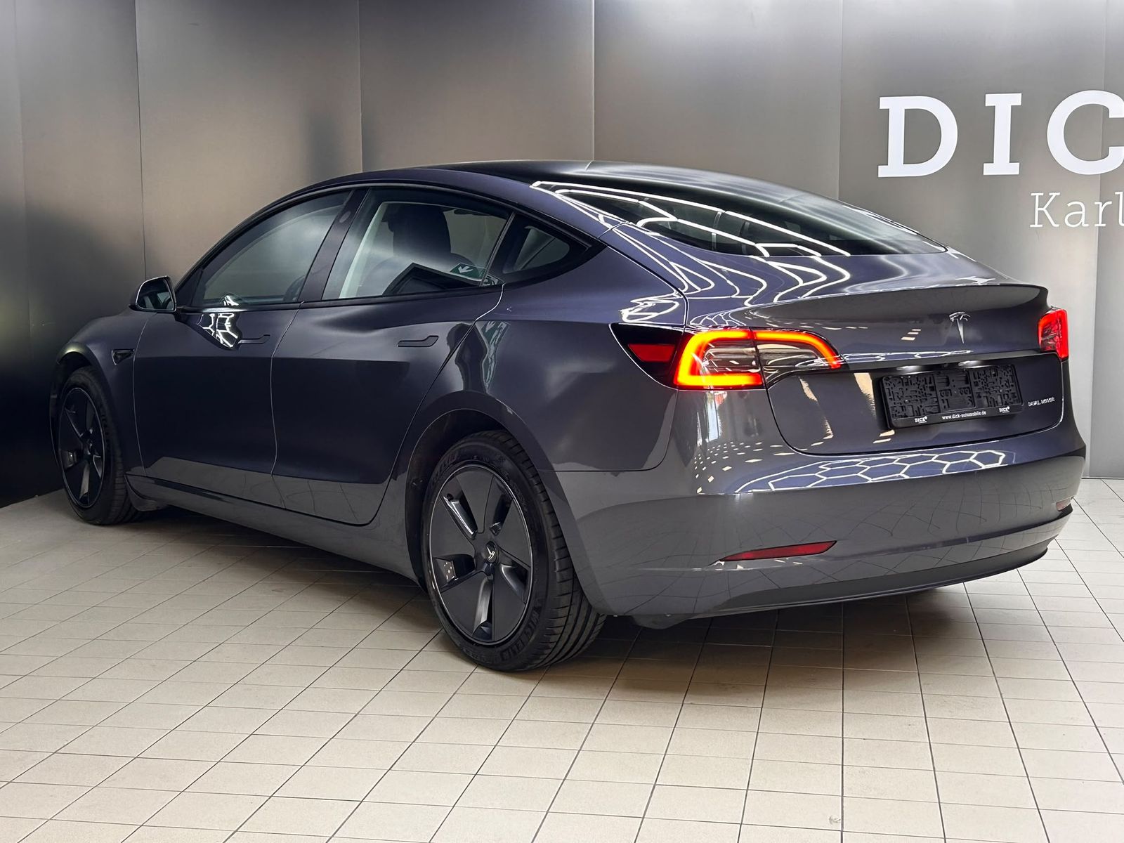 Fahrzeugabbildung Tesla Model 3 Long Range Dual AWD PANO+LED+NAVI+KAM+WP