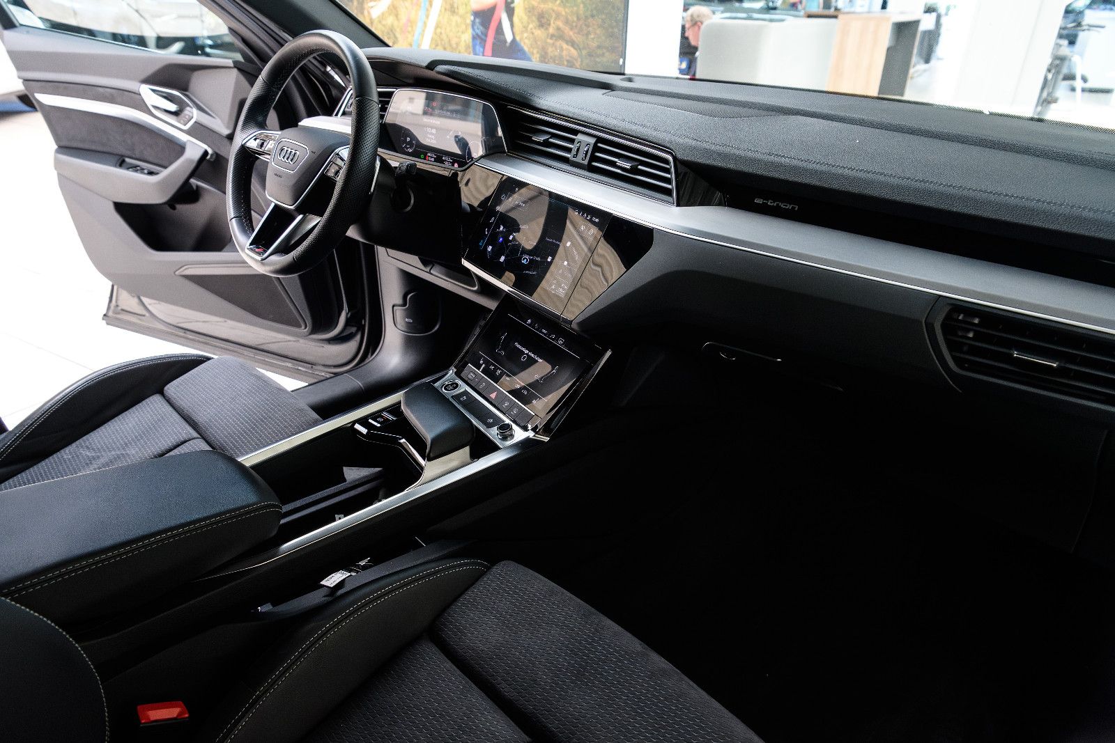 Fahrzeugabbildung Audi e-tron 50 quattro S line NAVI/SZH/LED/RFK
