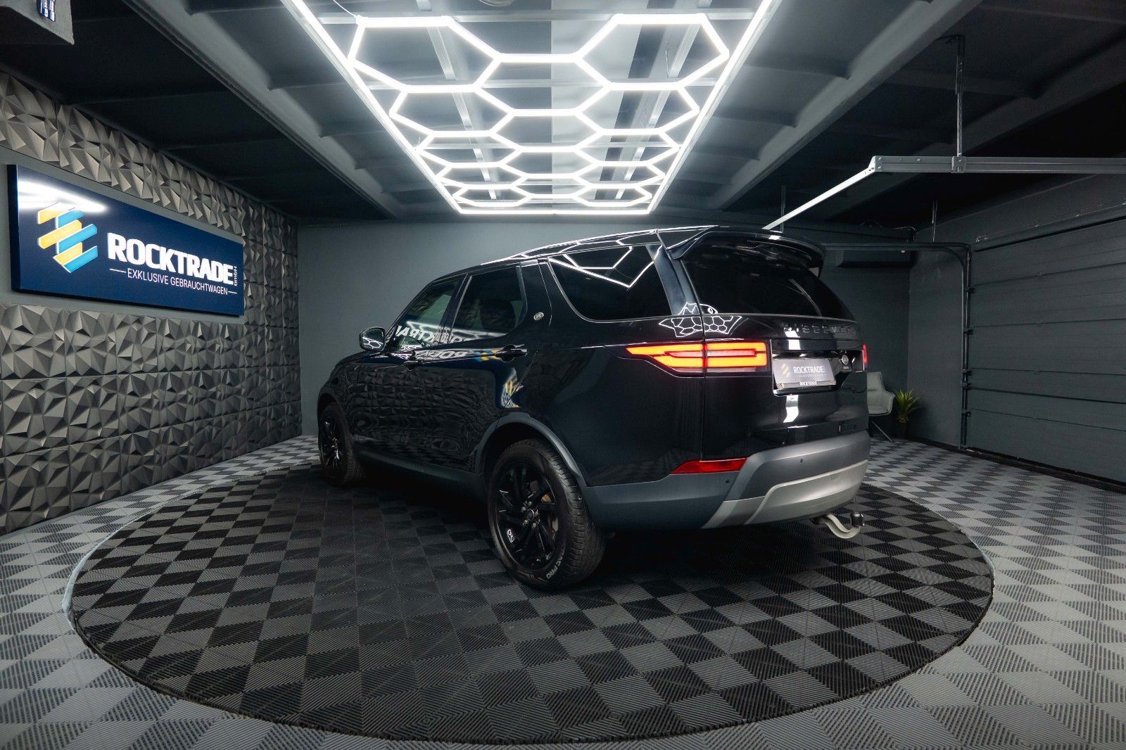 Fahrzeugabbildung Land Rover Discovery 5 2.0 TD SD4 HSE BLACK 4x4 *AHK*LED*