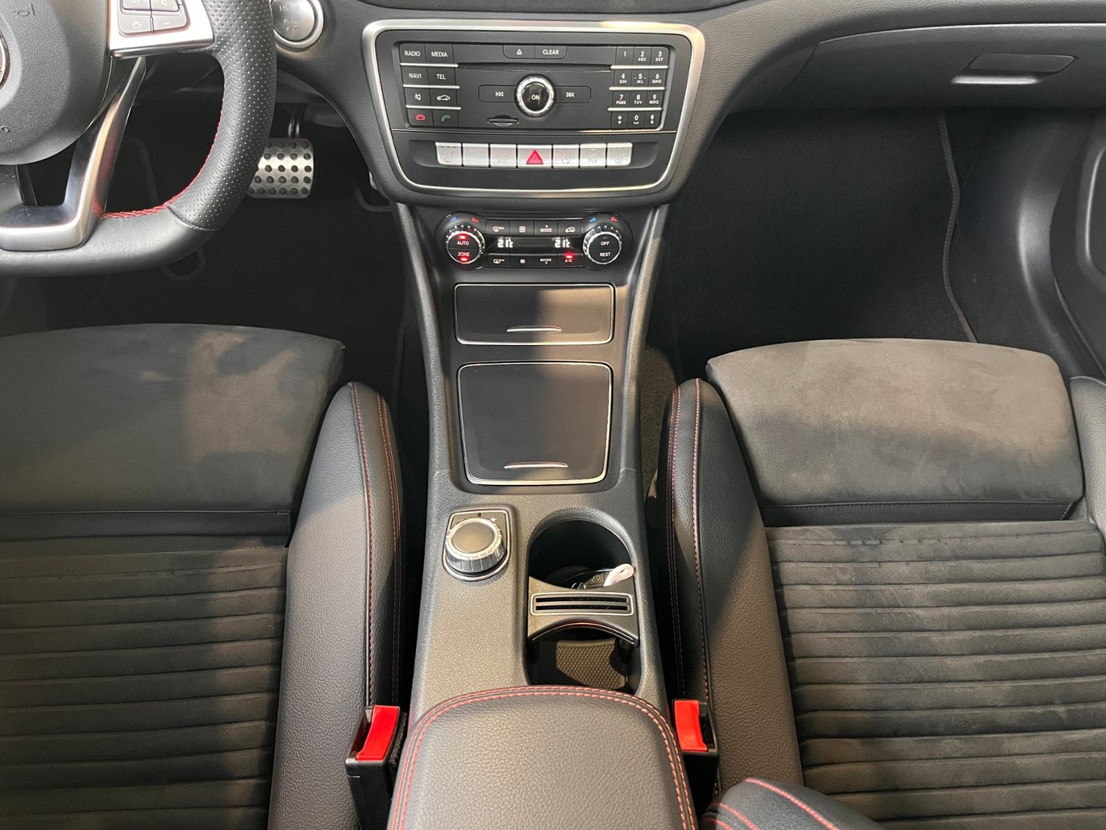Fahrzeugabbildung Mercedes-Benz CLA 200 AMG Night PANO H/K LED