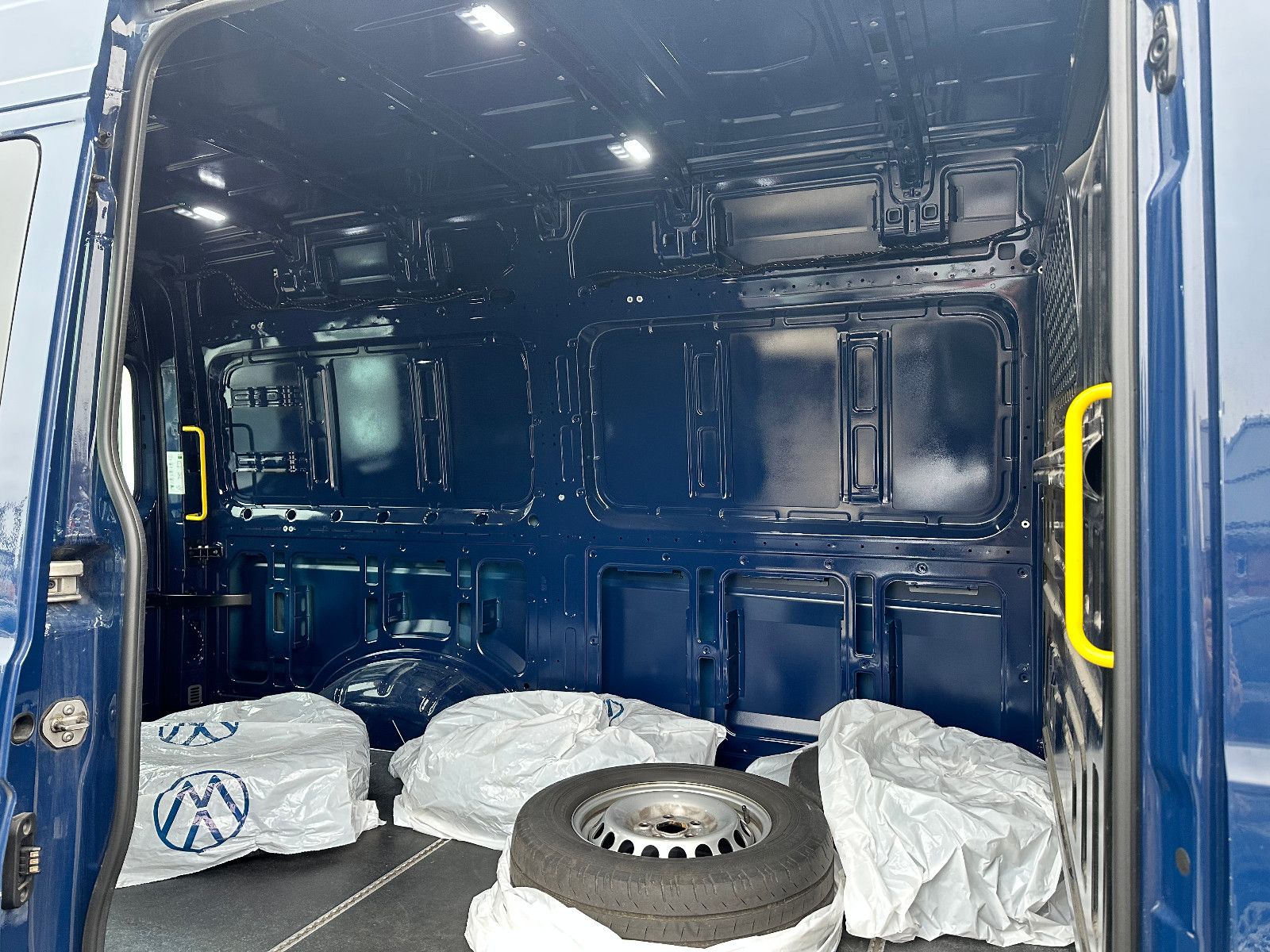 Fahrzeugabbildung Volkswagen CRAFTER KASTEN M.2021 35 MITTELLANG HOCHDACH RWD