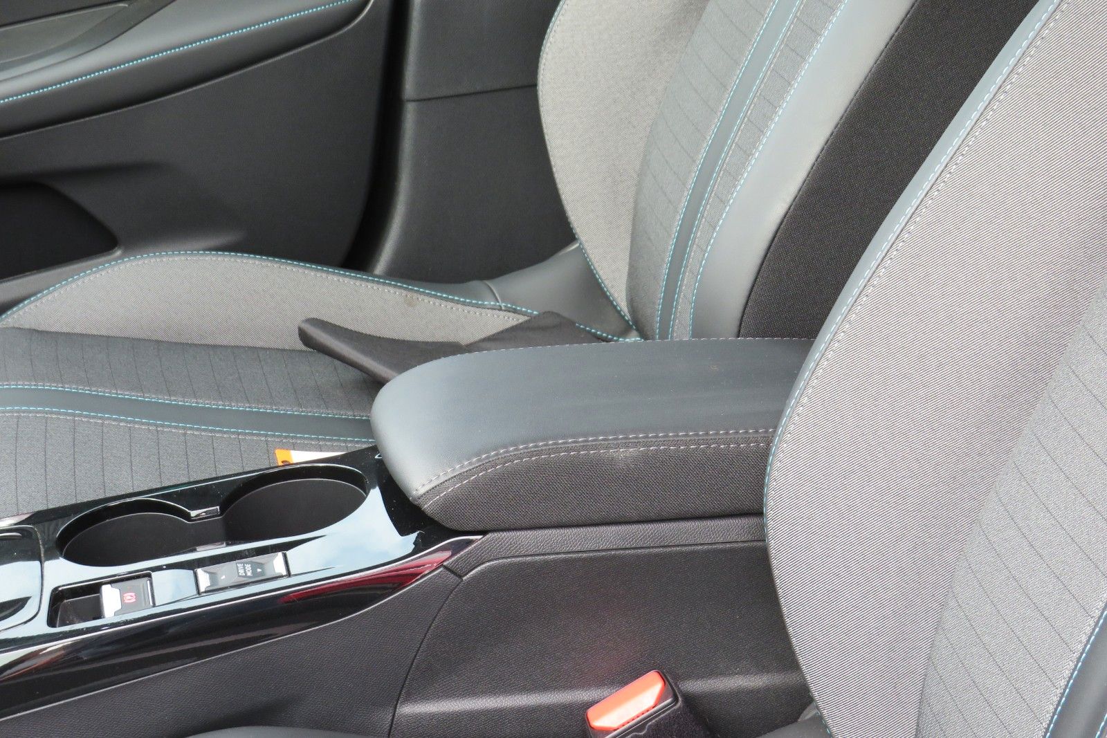 Fahrzeugabbildung Peugeot 2008-E ALLURE APP-CONNECT PDC GRA TELVOR 1.Hd