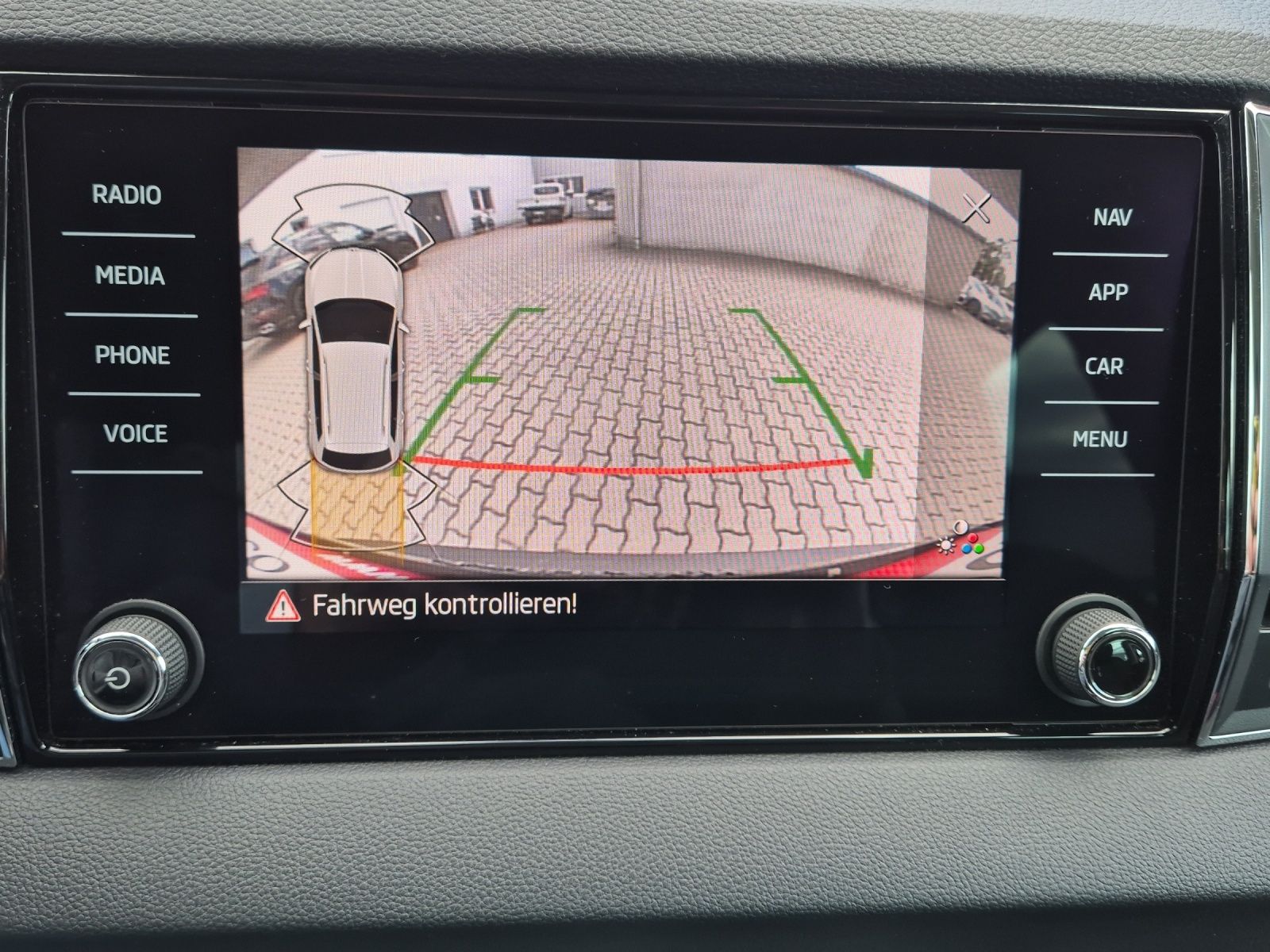 Fahrzeugabbildung SKODA Karoq TSI Clever DSG LED AHK Navi VC ACC RFK SH