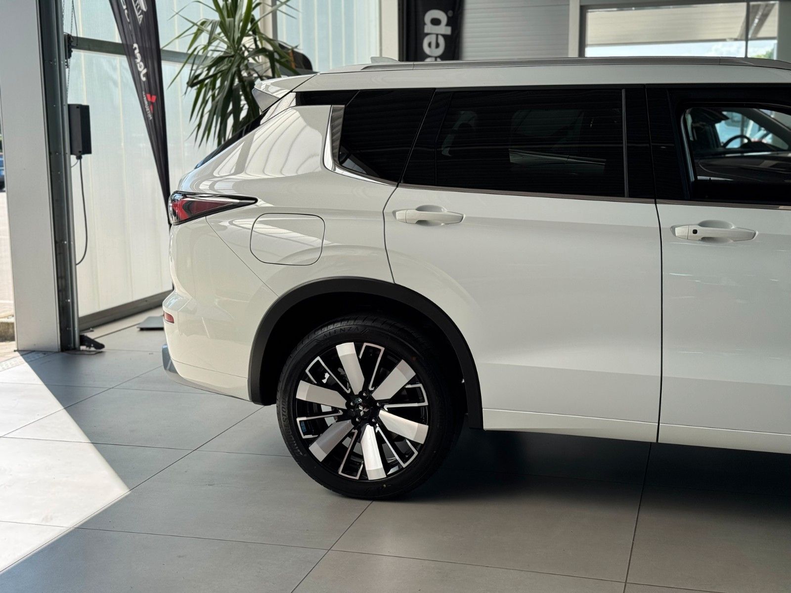 Fahrzeugabbildung Mitsubishi Outlander 2.4 PLUG-IN HYBRID 4WD TOP